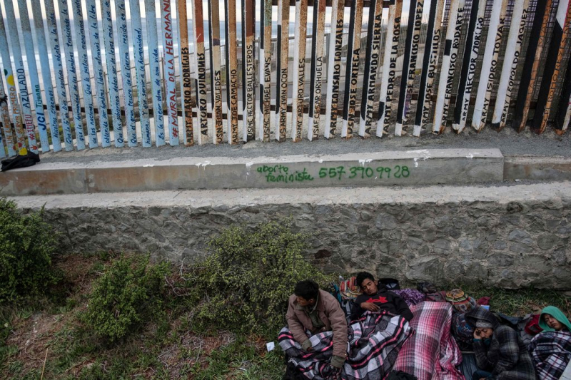 Người di cư nằm gần hàng rào biên giới Mỹ- Mexico 