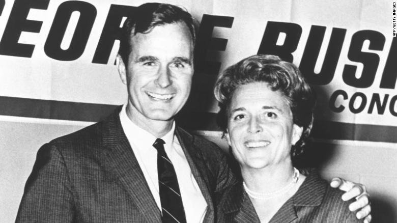 Bush cha và vợ Barbara trong chiến dịch đầu tiên t