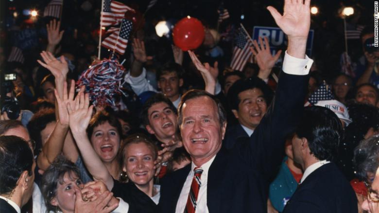 Bush cha bên những người ủng hộ ở Houston tháng 11