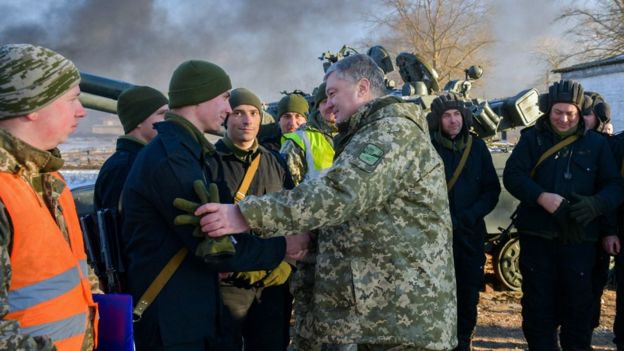 Tổng thống Poroshenko trò chuyện với binh lính xe 