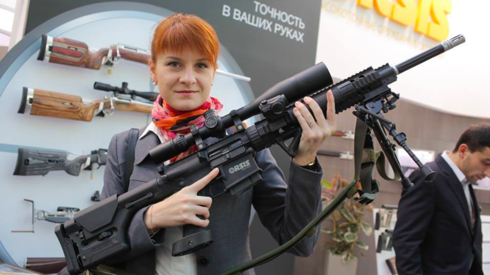 Maria Butina cầm khẩu súng trường