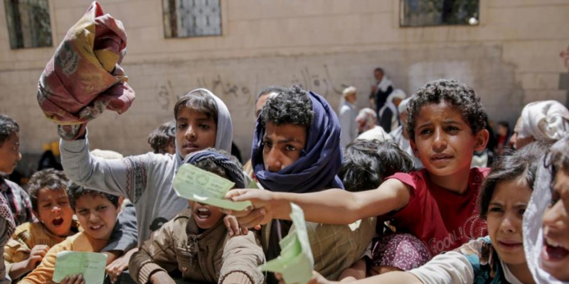 trẻ em Yemen xếp hàng nhận viện trợ lương thực