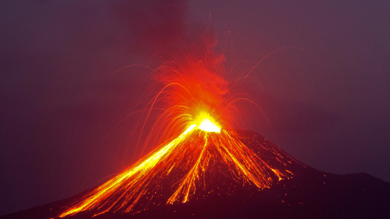 Núi lửa Anak Krakatau phun trào ít nhất 44 lần tro
