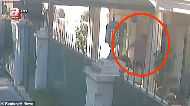 Hình ảnh CCTV cho thấy người đàn ông mang túi đen 