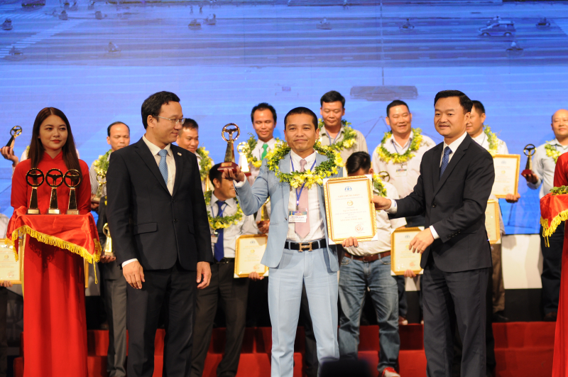 Ong Khuat Viet Hung va Nguyen Ba Kien trao VLV cho