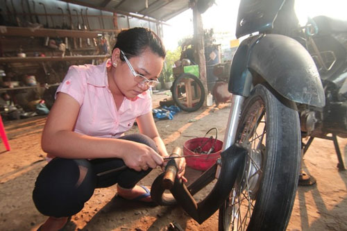 Là con gái, nhưng Trần Thị Thanh Thúy cũng biết vá xe.