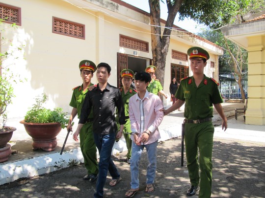 Hai bị cáo Bá Thành (áo đen) và Tuấn Anh đã bàn bạc đâm bác tài cướp xe