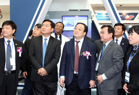 Phó Thủ tướng Hoàng Trung Hải và Bộ trưởng Bộ GTVT Đinh La Thăng thăm các gian trưng bày.