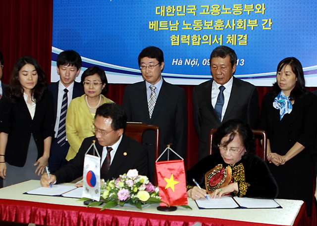 Việt Nam và Hàn Quốc ký “Bản ghi nhớ đặc biệt giữa hai Bộ về việc phái cử và tiếp nhận lao động Việt Nam” 