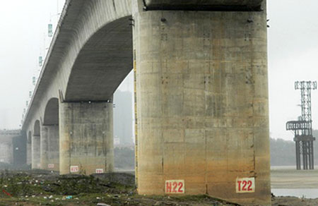Trụ T22 cầu Vĩnh Tuy bị nứt
