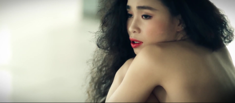 Trong MV “Sợ yêu”, Đồng Lan đã lần đầu tiên thể hiện một hình ảnh sexy và gợi cảm hơn.