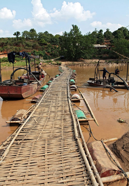 Cây cầu phao bắc qua sông Mã trên địa bàn huyện Sốp Cộp (Sơn La). Người dân nơi đây cho biết, rất ít người qua lại vì quá nguy hiểm.