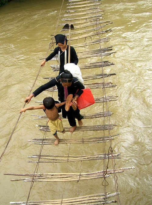 Có nơi, cầu treo lại là con đường duy nhất để đi bởi nó nối bản làng với trung tâm xã, huyện. Không còn cách nào khác người dân phải mạo hiểm sử dụng hàng ngày như một sự đánh cược tính mạng. Dù trẻ em hay người lớn chỉ lỡ sẩy chân là có thể bị tụt xuống suối.