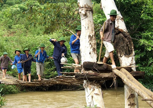 Con đường đi làm nương của người dân xã Nậm Tăm (Sìn Hồ, Lai Châu) phải qua những cây cầu treo tạm bợ như thế này.