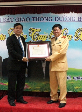Bộ trưởng Đinh La Thăng trao tặng Kỷ niệm chương 