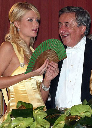Richard mời Paris Hilton tới vũ hội vào năm 2007.