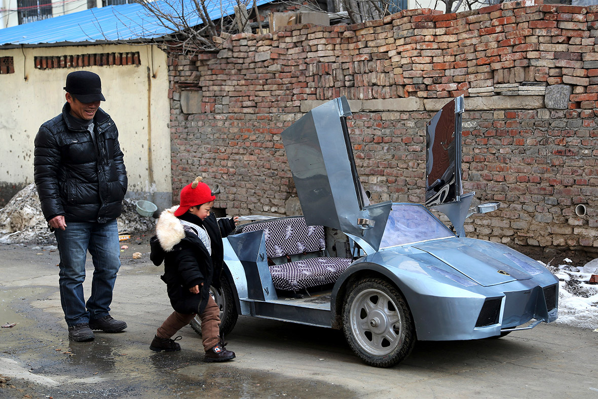 Ông Guo, 50 tuổi, một nông dân tại , tỉnh Hà Nam, Trung Quốc tự chế tạo một chiếc Lamborghini phiên bản mini cho cháu trai chơi