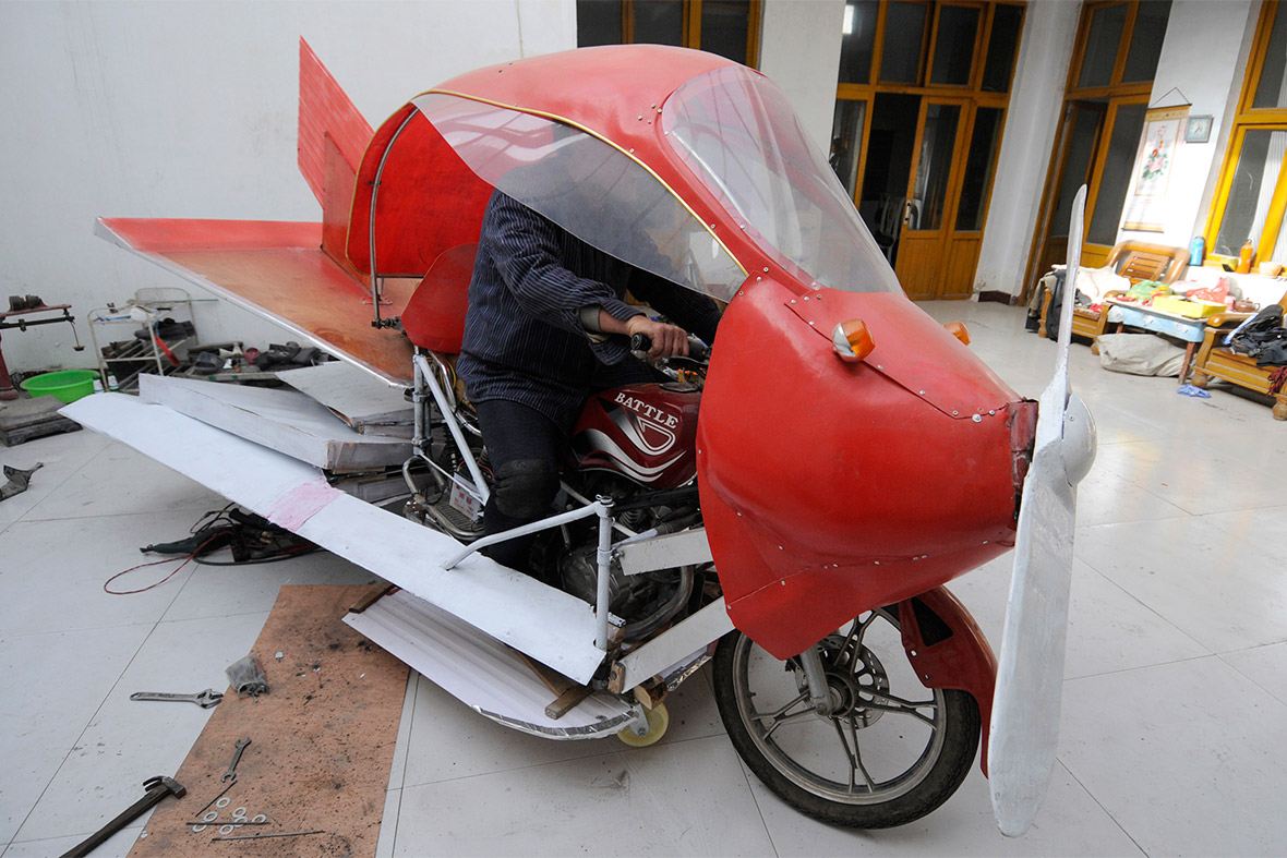 Một người nông dân có tên Zhang Xuelin tại tỉnh Sơn Đông, Trung Quốc chi 2.000 nhân dân tệ để chế một chiếc máy bay từ một chiếc xe máy kết hợp cùng gỗ và những biển nhựa