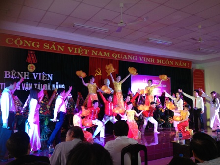 Một tiết mục văn nghệ chào mừng ngày 27/2 của Bệnh viện GTVT Đà Nẵng
