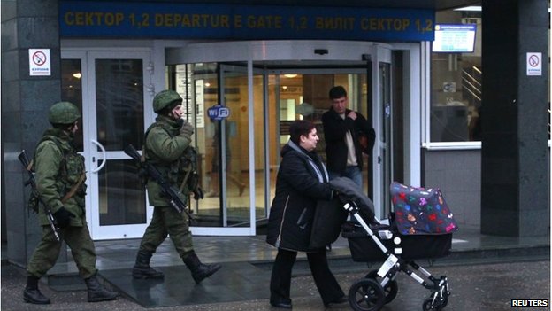 Tuy có sự hiện diện của các binh lính có vũ trang tuy nhiên sân bay Simferopol được cho là vẫn đang hoạt động bình thường