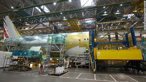 Công nhân lắp xong phần đuôi của một chiếc Boeing 777. Nhà máy vận hành theo một quy trình nghiêm ngặt và liên tục. Người ta đưa từng phần riêng biệt của một chiếc máy bay vào đầu này nhà máy và một chiếc hoàn thiện sẽ trở ra ở đầu bên kia.
