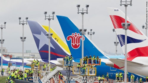Boeing cho sơn phần đuôi và logo của các hãng hàng không trước khi lắp ráp máy bay. Người ta lo ngại hàng trăm kg sơn sẽ làm phi cơ mất thăng bằng nếu sơn chúng sau khi hoàn thiện.