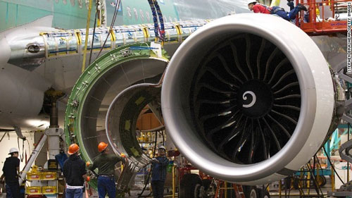 Các công nhân tay nghề cao lắp ráp động cơ vào dưới cánh chiếc Boeing 777. Sách kỷ lục Guinness công nhận GE90-115B của Boeing 777 là động cơ phản lực dành cho máy bay dân sự mạnh nhất thế giới.