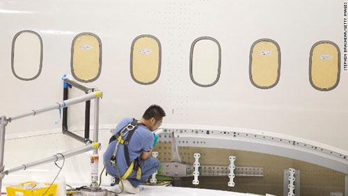 Ngoài Boeing 777, nhà máy cũng lắp ráp những chiếc Boeing 787 Dreamliner, một trong những máy bay chở khách lớn nhất thế giới. Những gã khổng lồ này khá nhẹ cân bởi khung và thân chúng được chế tạo từ sợi carbon gia cố bằng nhựa và các loại vật liệu tổng hợp khác.