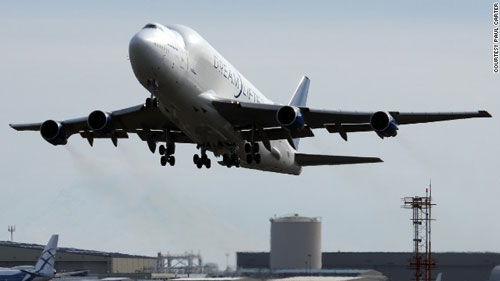 Theo nhà sản xuất, những chiếc máy bay vận tải dân sự Boeing 747-8 Intercontinental cũng được lắp ráp ở nhà máy này. Chiếc phi cơ vận tải dân sự sở hữu phần thân lớn, phình ra giúp chúng có thể chuyên chở phần thân chính của một chiếc máy bay khác.