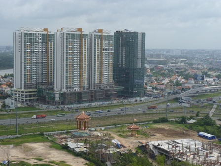 Thị trường nhà ở dư thừa, một số DN dù đã giảm giá bán nhưng so với mức thu nhập bình quân ở Việt Nam hiện nay nhiều người không mua nổi. 