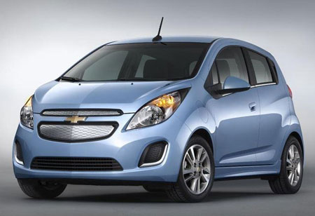 Cũng thuộc phân khúc xe nhỏ nhưng Chevrolet Spark bị chê vì giảm xóc cứng, máy yếu và cảm giác lái không thú vị.