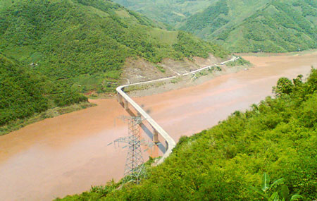 Cầu Tạ Khoa bắc qua sông Đà trên QL37