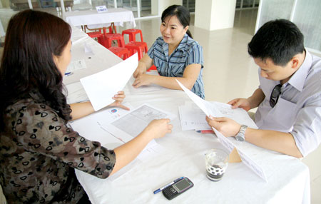 Vợ chồng anh Đông, chị Huyền (Long Biên, Hà Nội) đang làm thủ tục mua nhà thu nhập thấp ở KĐT Đặng Xá, Gia Lâm