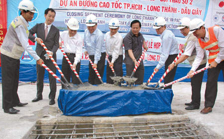 Bộ trưởng Đinh La Thăng cùng các đại biểu và nhà thầu Cienco 6 hợp long cầu Long Thành ngày 15/10/2013