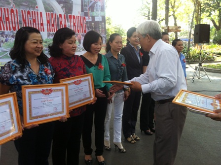 Công đoàn Sở GTVT trao tặng bằng khen cho nữ CNVC-LĐ xuất sắc trong phong trào thi đua “Giỏi việc nước - Đảm việc nhà”. 