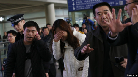 Thân nhân của hành khách trên chuyến bay MH370 tại sân bay ở Bắc Kinh