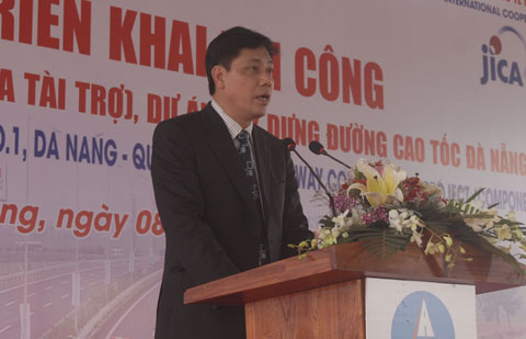 Thứ trưởng Bộ GTVT Nguyễn Ngọc Đông phát biểu và phát lệnh khởi công.