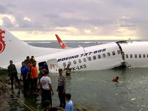 Chiếc máy bay bị gẫy đôi, may mắn không có ai thiệt mạng