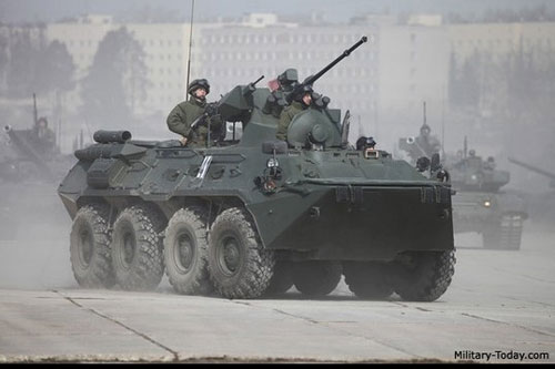 Xe bọc thép BTR-82 được nâng cấp từ BTR-80 8x8. BTR-82 được trang bị súng máy 14,5 mm và phiên bản BTR-82 A còn có pháo 30 mm. Tuy nhiên, do thiết kế cửa nên binh sĩ dễ bị thương khi xuống xe trên chiến trường. Ảnh: news.cn/mil.