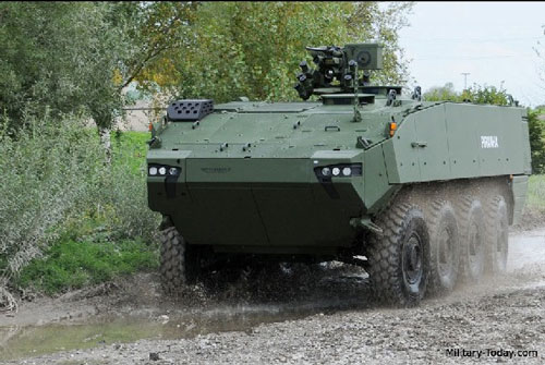 Xe bọc thép Piranha V do hãng MOWAG, Thụy Sĩ sản xuất là một xe chiến đấu bộ binh, được bọc lớp giáp dày 25 mm và bánh xe có thể chịu được 10 kg mìn chống tăng. Ảnh: news.cn/mil.