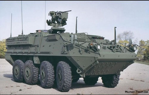 Xe bọc thép Stryker do hãng General Dynamics Land Systems (Mỹ) nghiên cứu phát triển dựa trên dòng xe Piranha, Thụy Điển. Stryker có nhiều biến thể, tuy nhiên chúng đều có chung khung thân với động cơ, hệ thống truyền động. Hệ thống dẫn động 8 bánh riêng biệt góp phần giúp chiếc xe dễ dàng kiểm soát trên những địa hình hiểm trở hay bùn lầy. Hệ thống điều chỉnh áp lực lốp xe CTIS có thể thay đổi độ căng của lốp xe ngay từ bên trong, giúp nó linh hoạt hơn rất nhiều. Khi cần tăng tốc, nó sẽ tăng áp lực làm lốp căng và khi vượt địa hình, nó sẽ làm lốp xẹp để bám đường tốt hơn. Stryker có thể đạt tốc độ tối đa 105 km/h. Bình chứa nhiên liệu dung tích 200 lít giúp chiếc xe có thể đi một quãng đường dài 530 km. Ảnh: news.cn/mil.