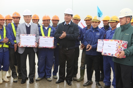 Bộ trưởng Đinh La Thăng tặng quà cán bộ, công nhân triển khai thi công cầu Vĩnh Thinh