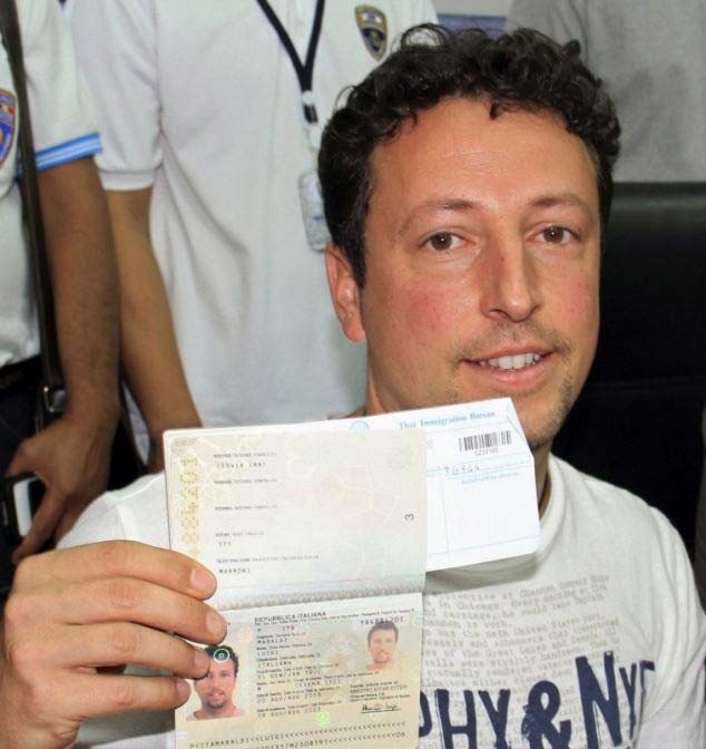 Anh Luigi Maraldi trình hộ chiếu mới được cấp lại sau khi trình báo mất hộ chiếu hồi tháng 7.2013