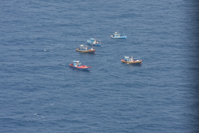 Trên đường tìm kiếm, phía dưới trực thăng, chúng tôi thấy khá nhiều tàu bè qua lại. Giả thử có xác tàu bay rơi, các tàu đánh cá hoặc chở hàng chắc chắn sẽ nhìn thấy