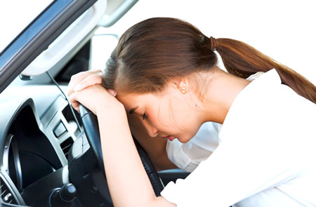 Cách tốt nhất khi cơn buồn ngủ ập đến là dừng xe tại nơi an toàn và chợp mắt một lát, khi tỉnh hẳn mới lên đường