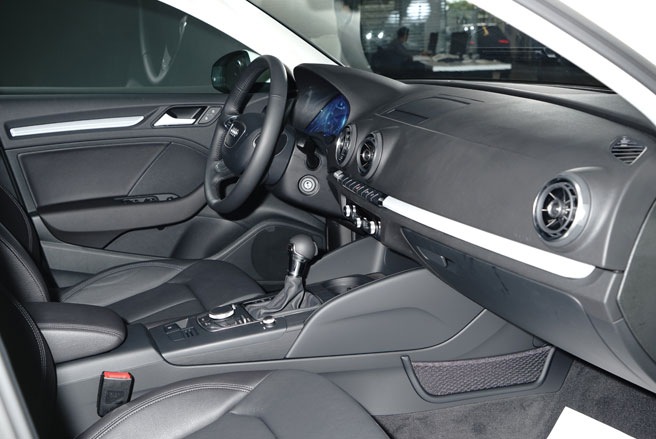 Bên trong A3 sedan, các chi tiết được thiết kế tối giản cho phù hợp với không gian của một chiếc xe cỡ nhỏ. Chất liệu nội thất chủ yếu là da và nhựa tổng hợp cao cấp. Chi tiết mới xuất hiện trên A3 sedan là cửa gió điều hòa hình tròn - Ảnh: Bobi.