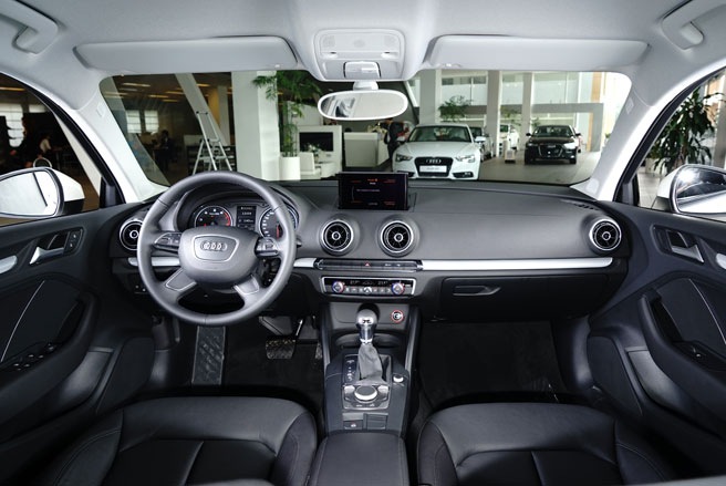Audi A3 sedan tiêu chuẩn nhập về Việt Nam đều có trang bị giao diện Multi Media Interface (MMI) điều khiển qua màn hình thu gập bằng điện ở chính giữa táp-lô, giao diện âm nhạc Audi Music Interface kết nối bằng dây với iPod, đầu đọc DVD, điều hòa tự động hai vùng khí, 14 loa công suất 705 W và hàng ghế trước chỉnh điện. Tuy nhiên, xe không được trang bị cửa sổ trời và vẫn tiếp tục sử dụng chức năng khởi động bằng chìa khóa - Ảnh: Bobi.