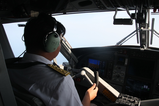 Phi công hết sức tập trung điều khiển trực thăng quần thảo trên biển ngoài khơi đảo Thổ Chu