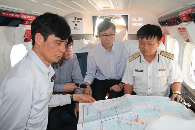Thứ trưởng Bộ GTVT Phạm Quý Tiêu trực tiếp chỉ huy tìm kiếm trên vùng biển nghi có mảnh vỡ máy bay rơi