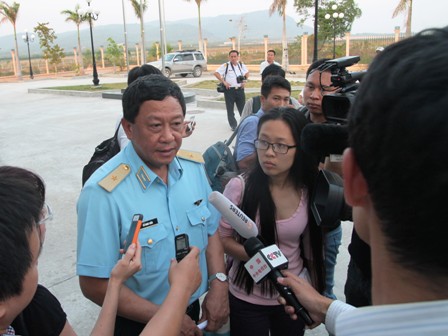 Thiếu tướng Đỗ Minh Tuấn, Phó tư lệnh Binh chủng Phòng không không quân trả lời phỏng vấn phóng viên